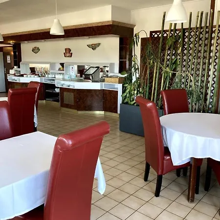 Brit Essentiel Moulins Hotel 2*